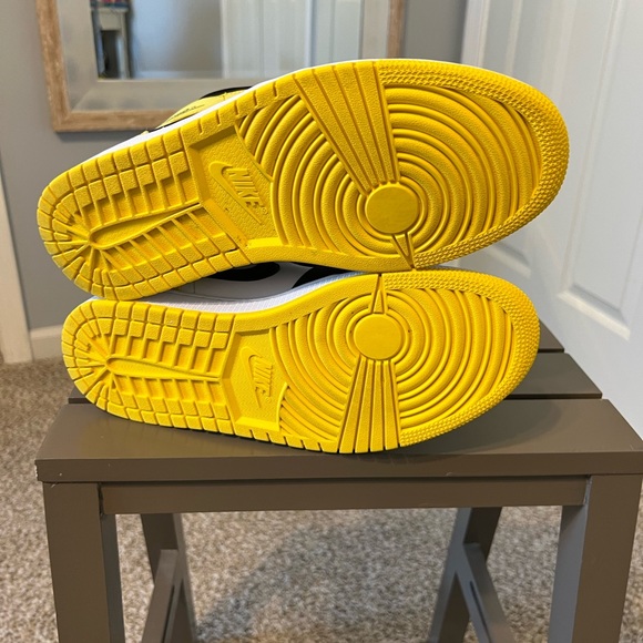 AIR JORDAN 1 MID SE 'YELLOW TOE' - Picture 6 of 10